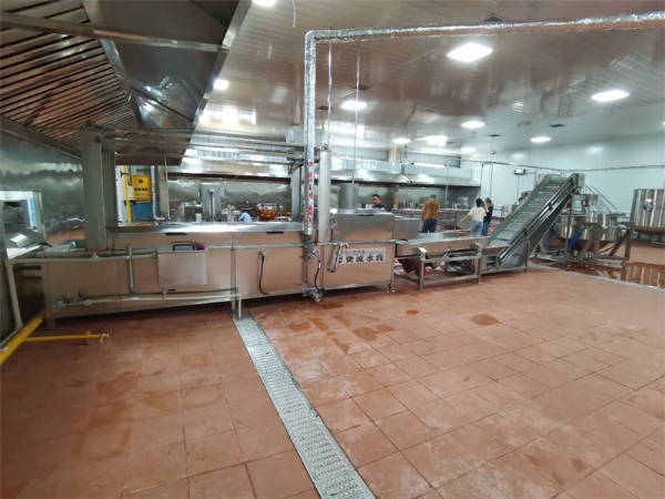 螺螄粉料包酸筍、酸豆角、木耳絲漂燙流水線