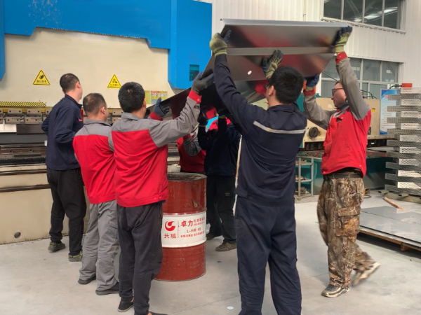 車間協(xié)作:一翻一折見齊心